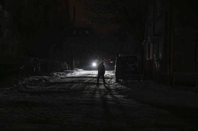 Một khu phố Kiev chìm trong bóng tối vì mất điện hôm 11/1. Ảnh: AFP