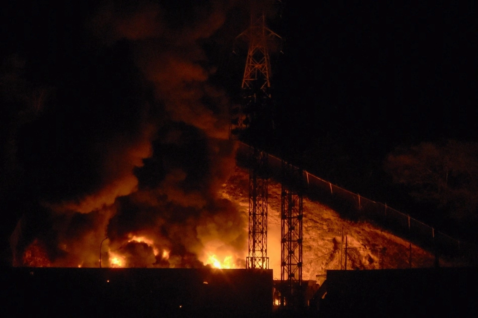 Đám cháy bùng lên tại Fort Tiuna, khu phức hợp quân sự lớn nhất Venezuela, sau đòn tập kích của Mỹ ngày 3/1. Ảnh: AFP 1-1767783956-jpeg-1768623455-4119-176862