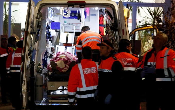 Nhân viên y tế đưa các nạn nhân vụ đâm tàu cao tốc ở Tây Ban Nha lên xe cấp cứu đêm 18/1. Ảnh: Reuters