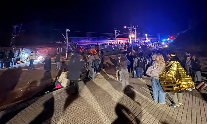 Những hành khách sống sót sau vụ va chạm giữa hai tàu cao tốc tập trung bên vệ đường chờ sơ tán. Ảnh: El Pais