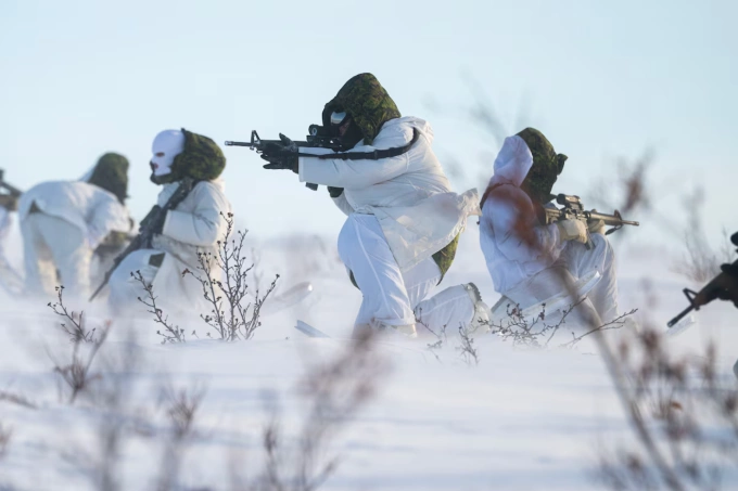 Binh sĩ Canada tuần tra khu vực xung quanh mái vòm tiếp sóng vệ tinh NORAD. Ảnh: G&M