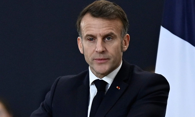 Mắt phải của ông Macron đỏ và sưng khi ông tham dự sự kiện ở căn cứ không quân miền nam nước Pháp ngày 15/1. Ảnh: AP