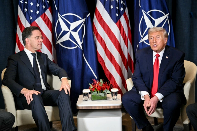 Tổng thống Trump (phải) thảo luận cùng Tổng thư ký NATO Mark Rutte trong cuộc gặp bên lề hội nghị thường niên Diễn đàn Kinh tế Thế giới tại Davos ngày 21/1. Ảnh: AFP