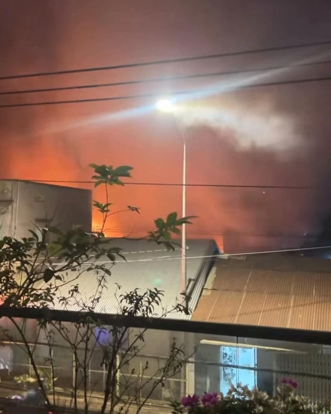 Ngọn lửa bốc cao đỏ rực cả vùng. Ảnh: Minh Bằng