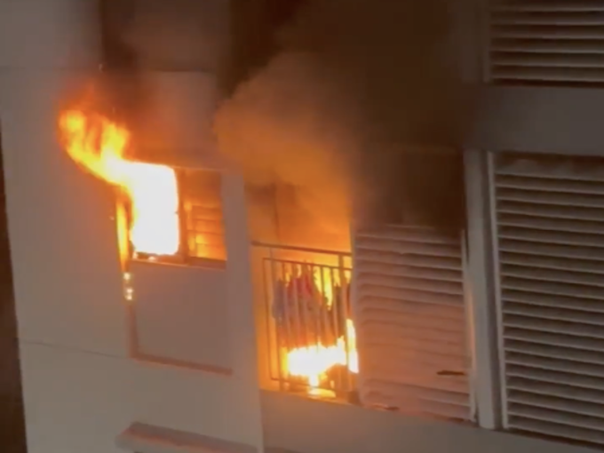 Căn hộ xảy ra cháy khiến ba mẹ con bị thương. Ảnh: Minh Bằng