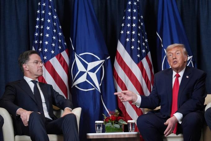 Tổng thống Mỹ Donald Trump (phải) gặp Tổng thư ký NATO Mark Rutte bên lề hội nghị thường niên Diễn đàn Kinh tế Thế giới ở Davos, Thụy Sĩ ngày 21/1. Ảnh: AP