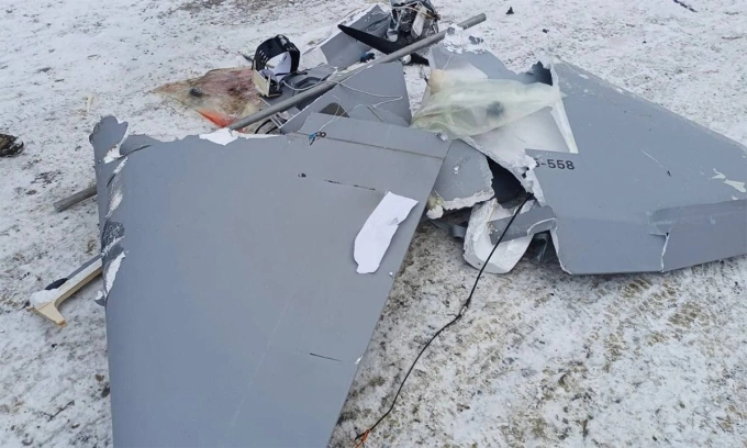 Mảnh vỡ được cho là của UAV BM-35 với bộ thu phát tín hiệu Starlink trong ảnh công bố ngày 15/1. Ảnh: Facebook/Serhy Flash