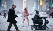 Dân Mỹ ra đường nghịch tuyết giữa bão mùa đông lịch sử