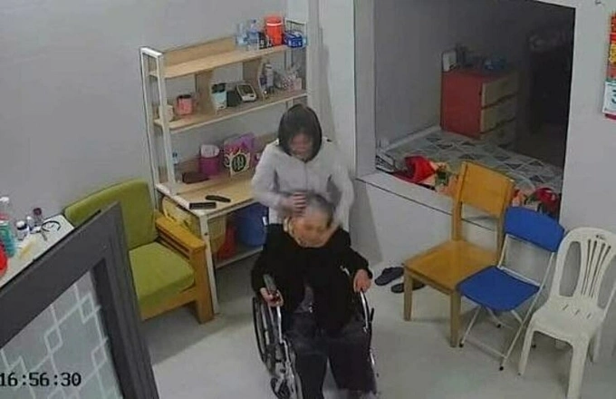 Hình ảnh nữ giúp việc đánh cụ bà bị camera an ninh ghi lại. Ảnh: Cắt từ video