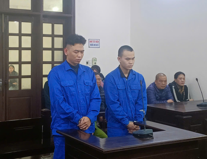 Bị cáo Thiên (trái) và Vũ tại tòa. Ảnh: Danh Lam