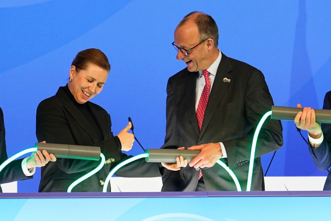 Thủ tướng Đan Mạch Mette Frederiksen (trái) đứng cạnh Thủ tướng Đức Friedrich Merz khi hai người thực hiện nghi thức kết nối đèn biểu trưng tại Hội nghị Thượng đỉnh Biển Bắc ở Hamburg, Đức, hôm 26/1. Ảnh: AP