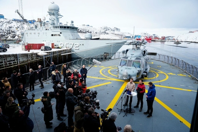 Bà Frederiksen cùng người đứng đầu chính quyền lâm thời Greenland Mute Bourup Egede và tân thủ hiến Jens-Frederik Nielsen trên một con tàu của hải quân Đan Mạch tại Nuuk hồi tháng 4/2025. Ảnh: AFP