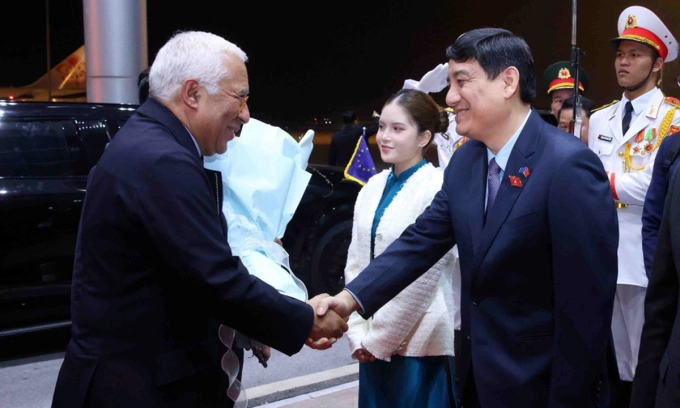 Chủ nhiệm Ủy ban Văn hóa và Xã hội của Quốc hội Nguyễn Đắc Vinh đón Chủ tịch Hội đồng châu Âu Antonio Costa tại sân bay Nội Bài hôm 28/1. Ảnh: TTXVN