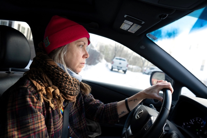 Liz Eisele McLellan, tình nguyện viên chuyên theo dõi các hoạt động của ICE tại Maine. Ảnh: Portland Press Herald
