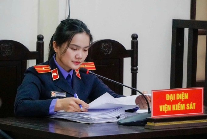 Đại diện VKS thực hiện quyền công tố tại tòa. Ảnh: Danh Lam