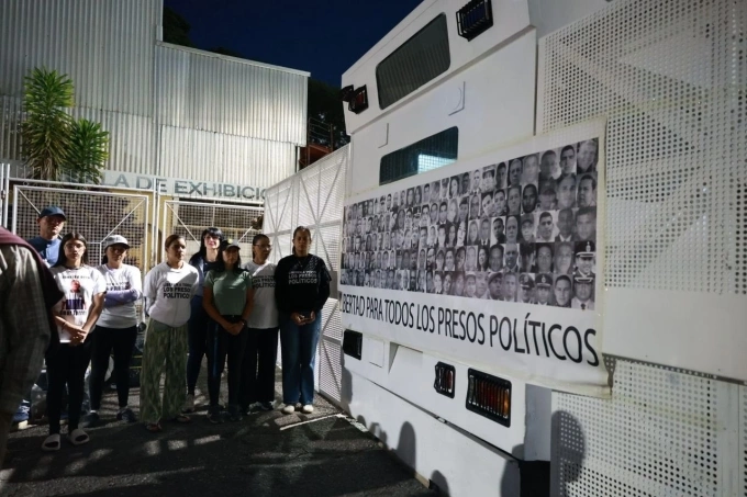 Người thân kêu gọi tự do cho các tù nhân ở Caracas, Venezuela, ngày 21/1. Ảnh: Reuters