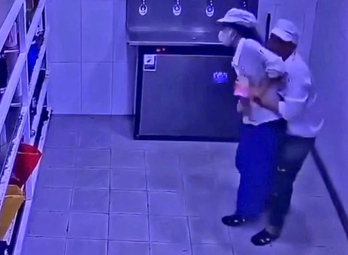 Camera an ninh ghi nhận hành vi khiếm nhã của nam công nhân.