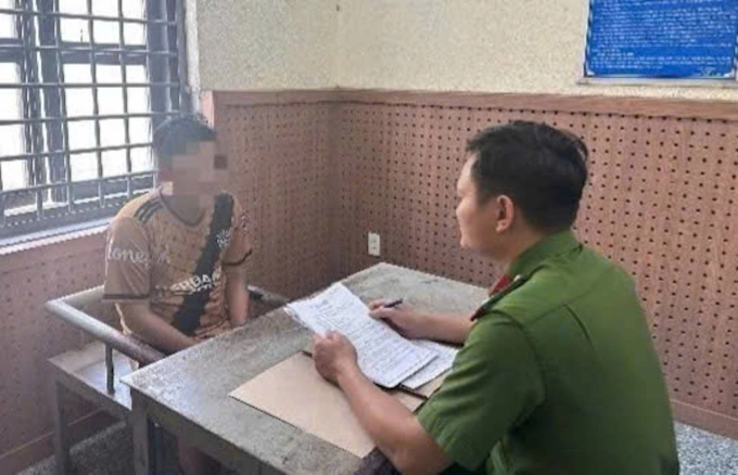 Nam công nhân bị tạm giữ. Ảnh: Thái Hà