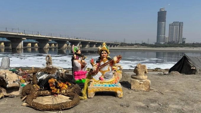 Một số hiện vật được vớt lên từ sông Yamuna hôm 25/1. Ảnh: CNN