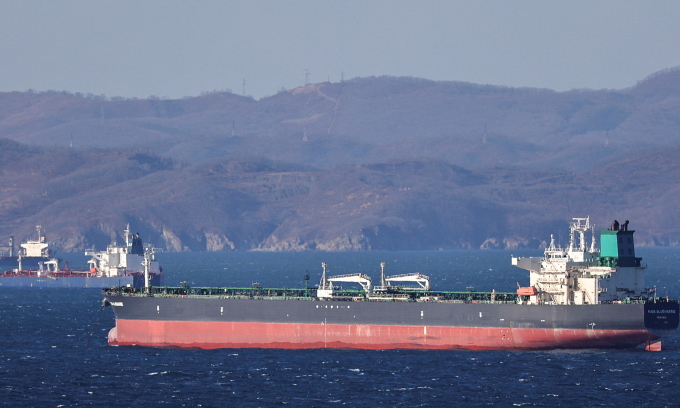 Tàu chở dầu neo tại vịnh Nakhodka gần thành phố cảng Nakhodka, Nga, ngày 4/12/2022. Ảnh: Reuters