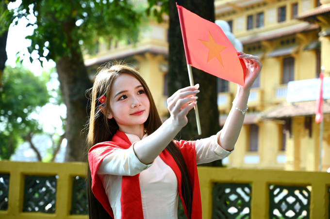 Bạn trẻ Hà Nội chụp ảnh quanh khu vực Lăng Chủ tịch Hồ Chí Minh và trụ sở Bộ Ngoại giao. Ảnh: Giang Huy