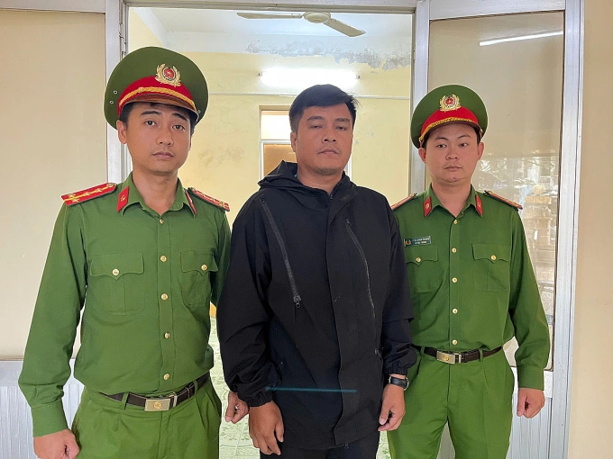 Nguyễn Ngọc Hải Đăng, trưởng thôn Chí Thạnh, xã Tuy An Bắc, tại cơ quan điều tra. Ảnh: Công an Đăk Lăk