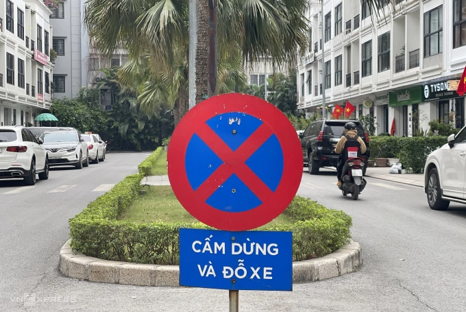 Biển cấm dừng đỗ xe tại một khu đô thị ở Hà Nội. Ảnh: Phạm Dự