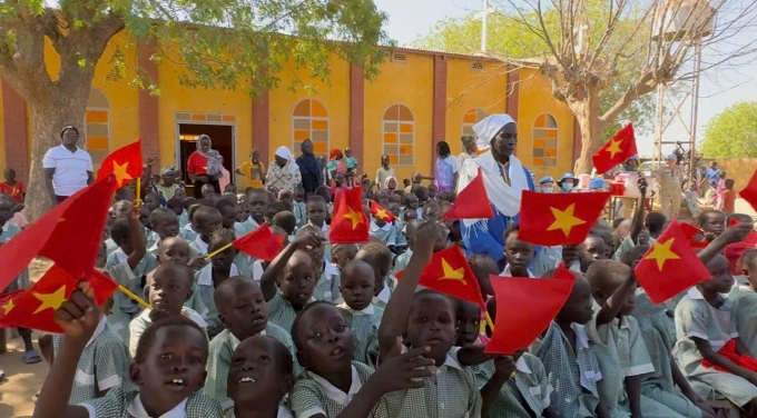 Các em nhỏ ở trường học tại Abyei vui mừng khi Đội công binh Việt Nam đến trao quà. Ảnh: Hải Yến