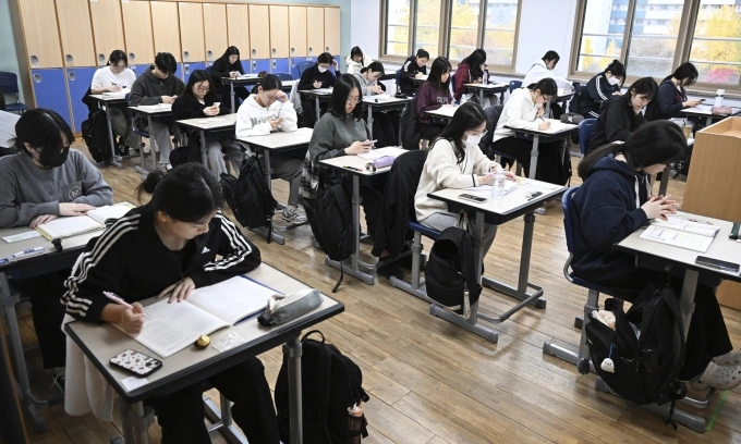 Các thí sinh chuẩn bị làm bài thi đại học tại điểm thi ở Seoul, Hàn Quốc ngày 14/11/2024. Ảnh: AFP