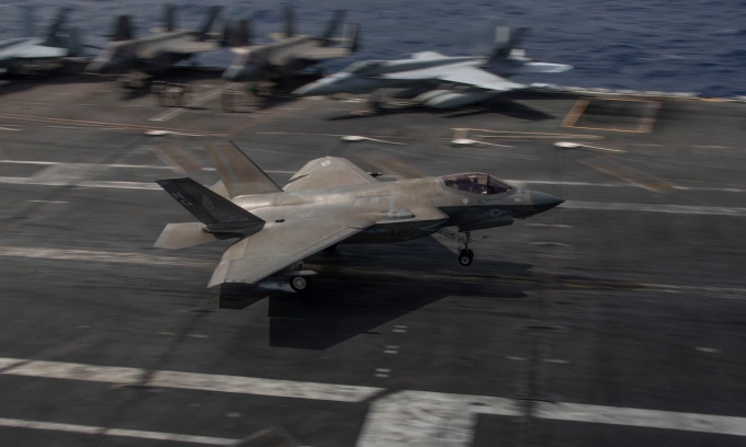 Tiêm kích F-35C hạ cánh xuống tàu sân bay Abraham Lincoln hôm 15/1. Ảnh: US Navy