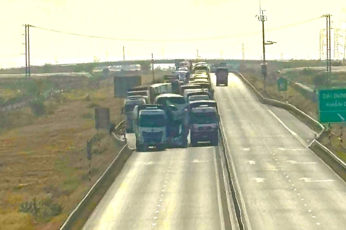 Xe ùn ứ trên cao tốc Vĩnh Hảo - Phan Thiết bên hướng Sài Gòn - Nha Trang. Ảnh: Người dân cung cấp