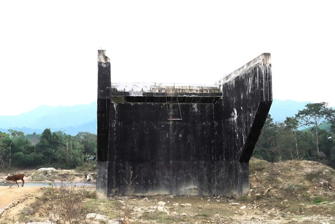 Phần mố cầu phía Nam kết thúc đột ngột giữa cánh đồng do thiếu đường dẫn. Ảnh: Hùng Lê