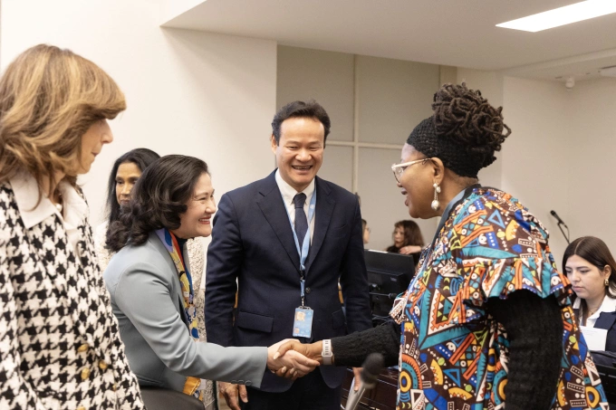 Thứ trưởng Nội vụ Nguyễn Thị Hà gặp các đại biểu tại sự kiện. Ảnh: TTXVN