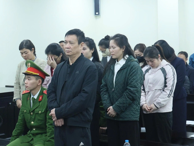 Bị cáo Hải (áo đen) và Hoàn (áo xanh) là 2 chủ mưu buôn lậu, bị đề nghị án cao nhất. Ảnh: Danh Lam