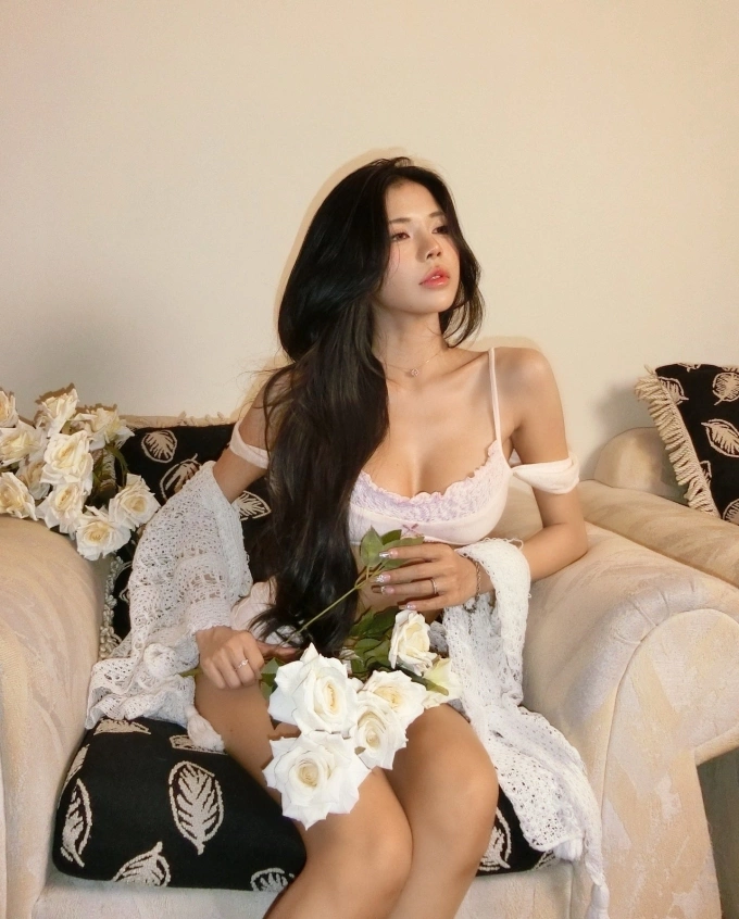 Mai Dora khiến khán giả không thể rời mắt với những outfit quyến rũ. Mai Dora trong trang phục quyến rũ