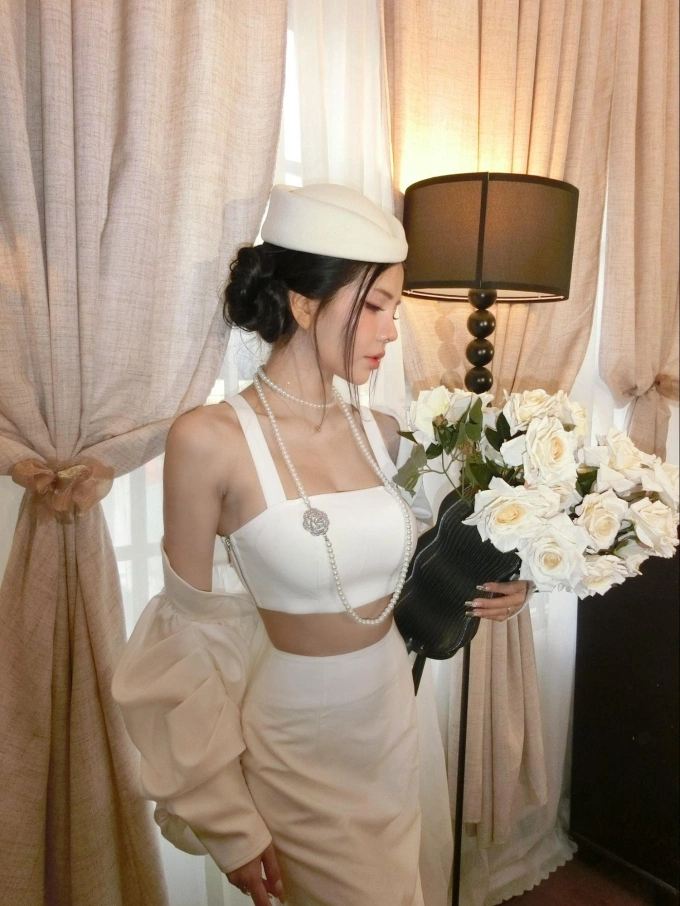 Nữ MC tỏa sáng trong bộ outfit mới. Mai Dora tỏa sáng với hình ảnh mới