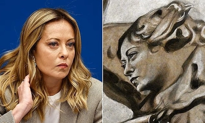 Thủ tướng Italy Giorgia Meloni và gương mặt thiên thần trong tranh bức họa tại một nhà nguyện ở Rome. Ảnh: AFP
