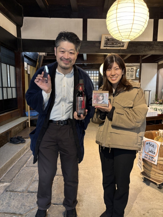 Hai diễn viên Takeshi Masago và Tamami Hiraoka trong Silent HIll f. Hai diễn viên Takeshi Masago và Tamami Hiraoka trong Silent HIll f.