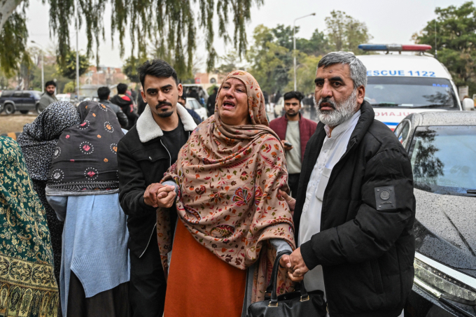 Người thân than khóc cho nạn nhân thiệt mạng trong vụ đánh bom tự sát nhà thờ Hồi giáo của người Shiite bên ngoài một bệnh viện ở Islamabad ngày 6/2. Ảnh: AFP