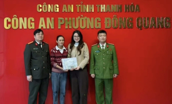 Chị Nguyễn Thị Tuyết trả lại hơn 1,4 tỷ đồng cho người mất. Ảnh: CACC