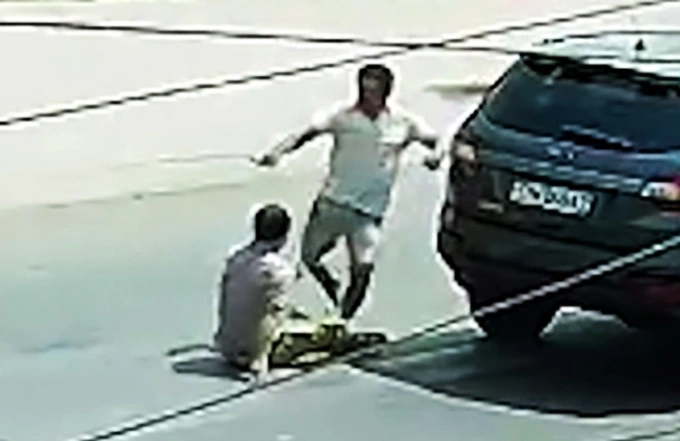 Camera ghi lại cảnh Nhật đánh chết lái xe 7 chỗ. Ảnh: Nam An