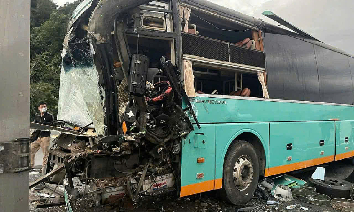 Bốn xe khách, ôtô tải tông nhau trên cao tốc Vân Phong - Nha Trang - SkyDoor News