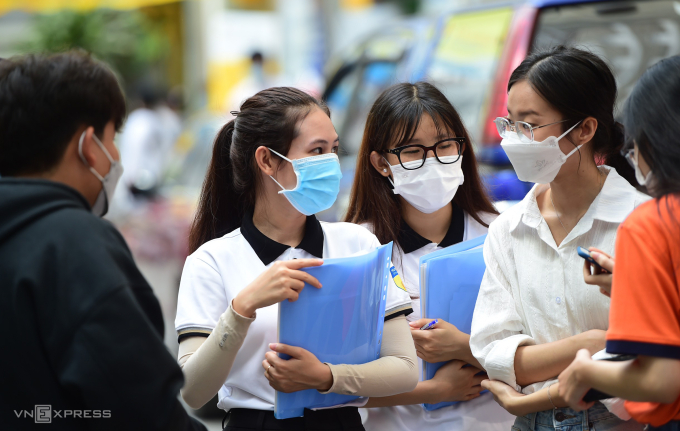 Nhân viên Đại học Công nghệ TP HCM hướng dẫn sinh viên trong ngày nhập học. Ảnh: Thanh Tùng