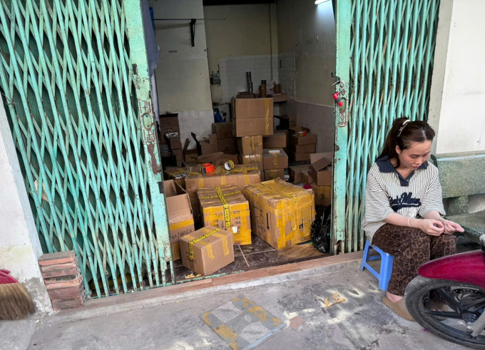 Cảnh sát khám xét kho hàng giả. Ảnh: Công an TP HCM