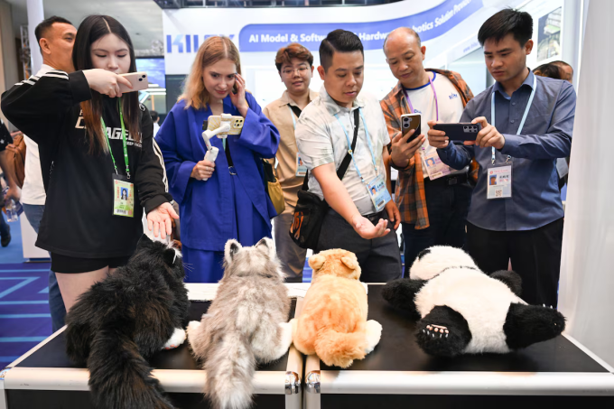 Một số khách tham quan trải nghiệm thú cưng AI tại một hội chợ ở Quảng Châu. Ảnh: China News Service
