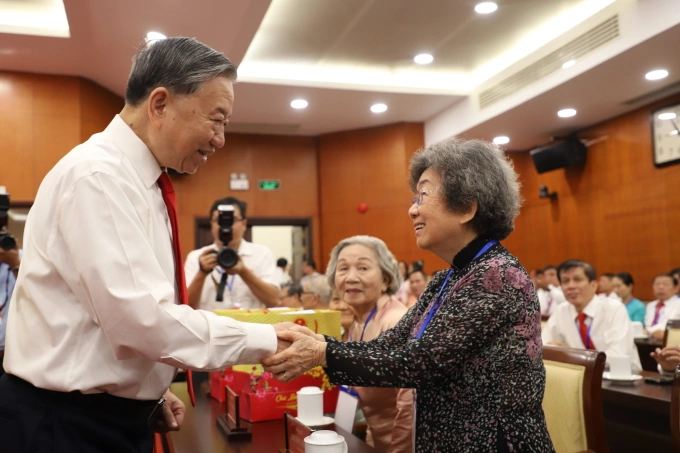Tổng Bí thư Tô Lâm chúc Tết gia đình chính sách, có công ở TP HCM, sáng 9/2. Ảnh: Lê Tuyết