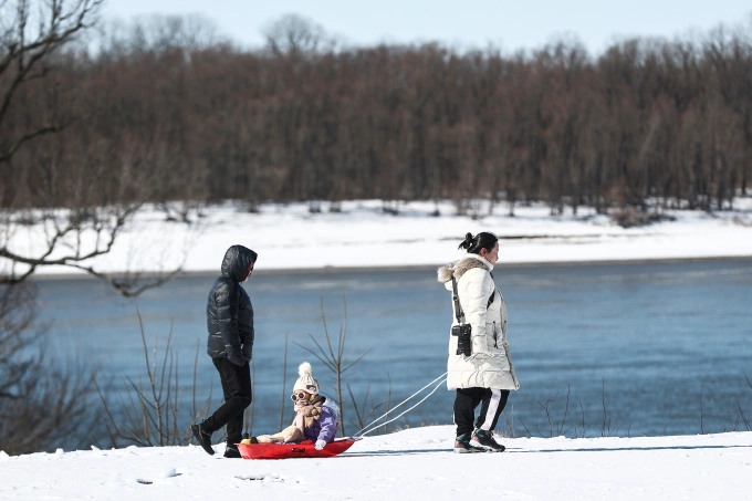 Một gia đình đi dạo tại công viên Mud Island Greenbelt ở Memphis, ngày 26/1. Ảnh: AP