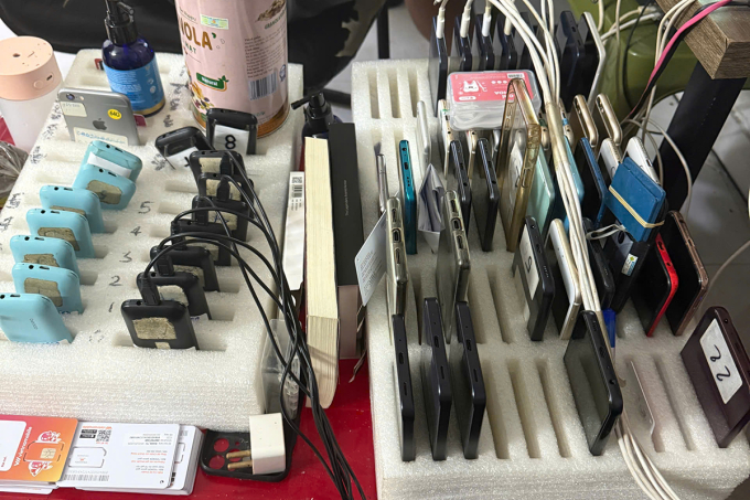 Nhiều thiết bị được nhóm lừa đảo sử dụng để gây án. Ảnh: Thành Huynh