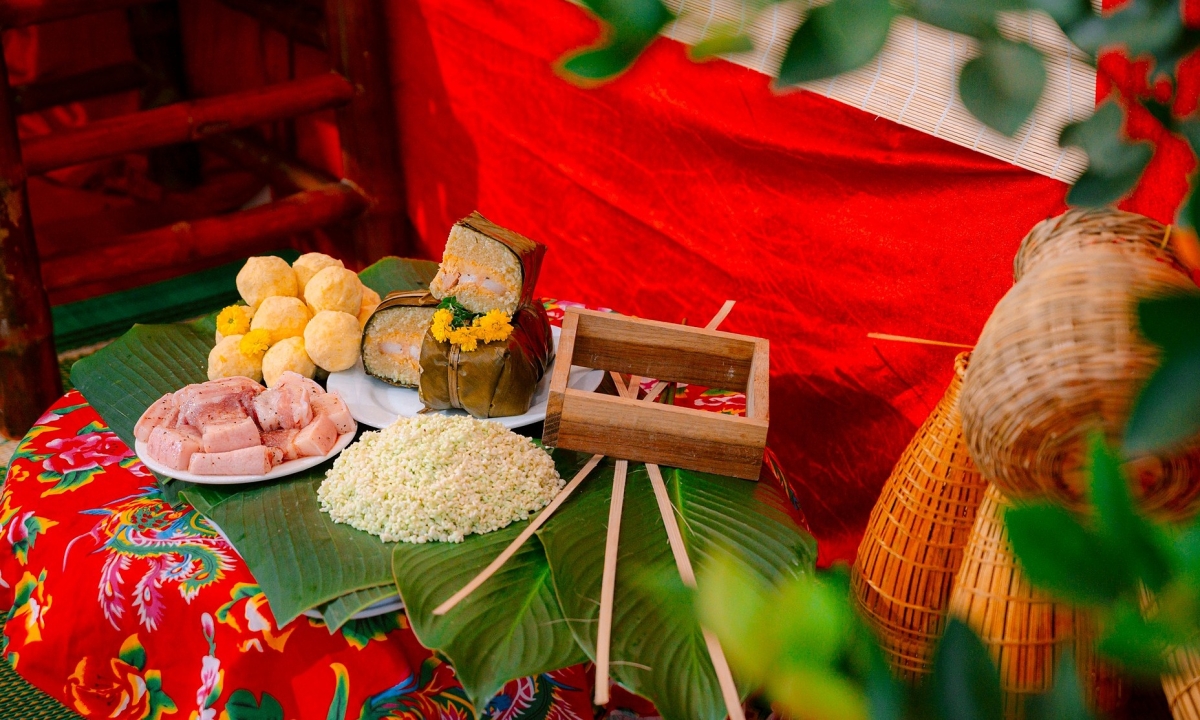 Tranh luận việc trẻ mầm non gói bánh chưng ngày Tết