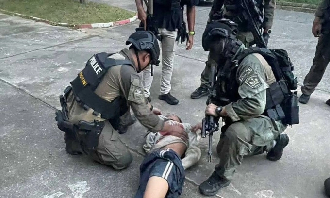 Cảnh sát bắn hạ tay súng bắt con tin trong trường Patong Prathan Khiriwat. Ảnh: AMF